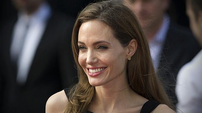 Angelina Jolie reaparece con una gran sonrisa tras anunciar su mastectomía