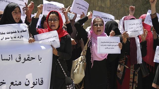 Veinte niñas se desmayan tras un supuesto envenenamiento en un colegio afgano