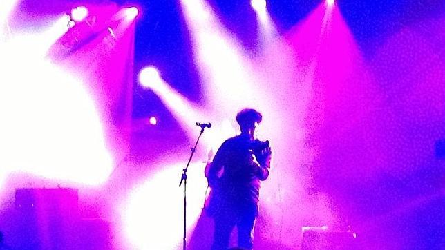 J, entre sombras violáceas