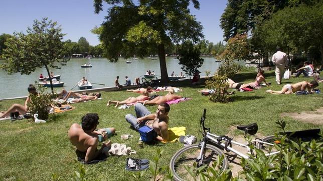 Usar crema con protección solar a diario previene el envejecimiento de la piel