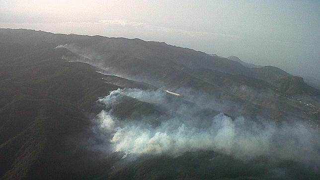 Un «cacao de aeronaves» durante el fuego en Tenerife y La Gomera