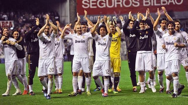 Los jugadores del Real Madrid celebran la Liga de la temporada 2011-12, ganada matemáticamente en San Mamés