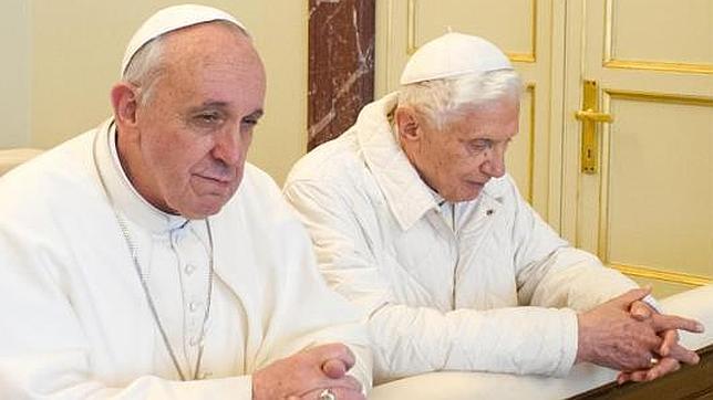 Benedicto XVI: «Vivo como un monje. Rezo y leo. Estoy bien»