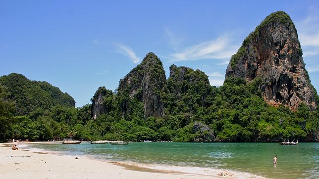 La costa de Krabi destaca por los imponentes islotes de roca caliza que emergen del mar