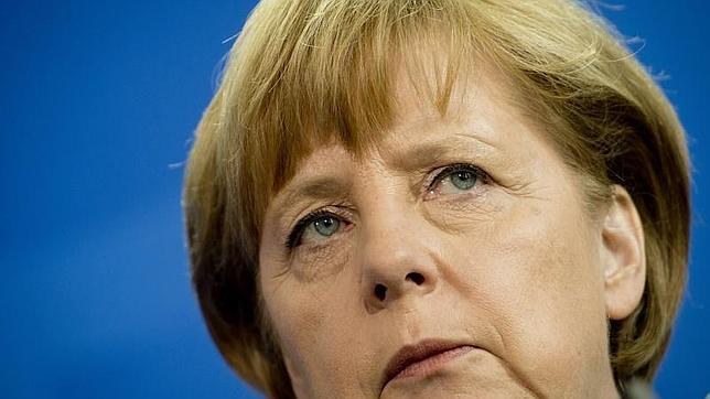 Merkel amenaza: los tipos de interés deben subir en cuanto se restaure la confianza