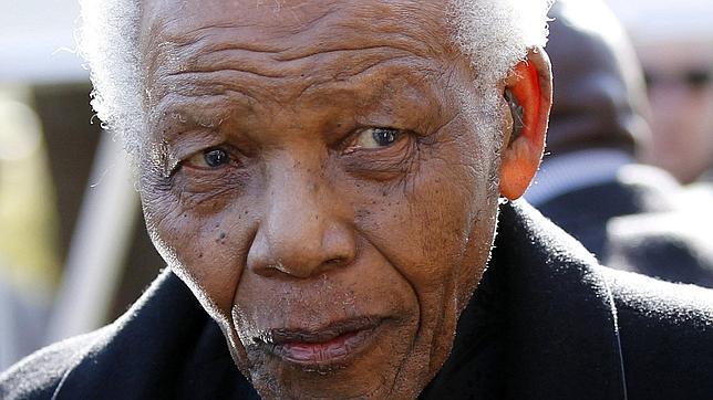 Mandela ya respira por sí mismo