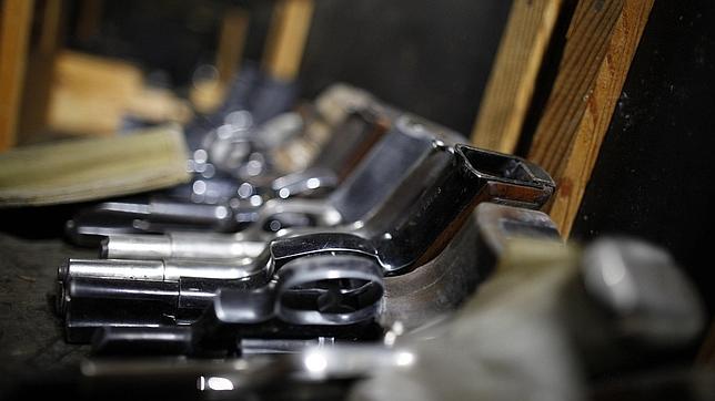 Un niño de 4 años mata a su padre con un arma de fuego sin saber lo que hace