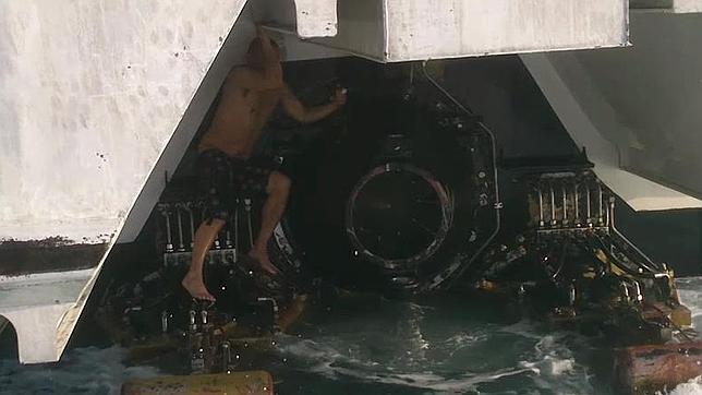 De polizón en las hélices de un ferry