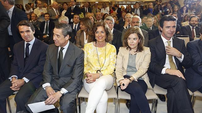El Gobierno arropa a Aznar, que rebaja el tono de su discurso