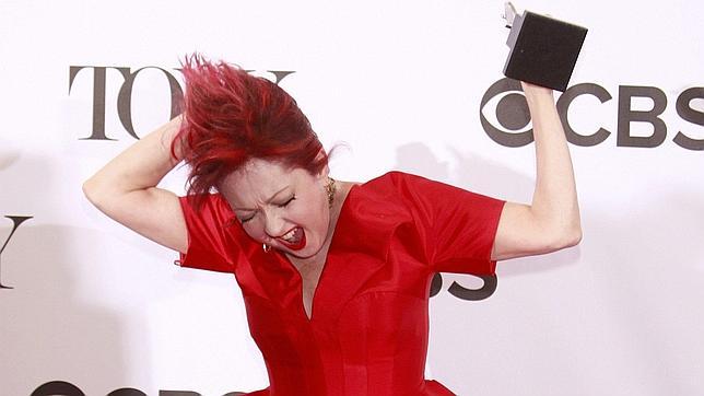 CIndy Lauper salta para festejar el triunfo de «Kinki Boots»