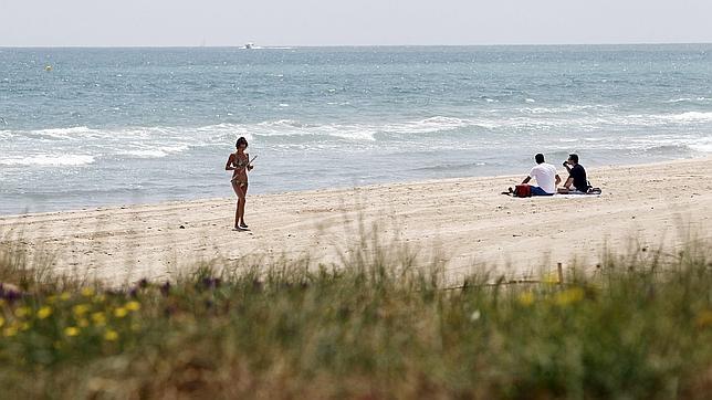La playa de la Garrofera es tranquila y se encuentra en un entorno único