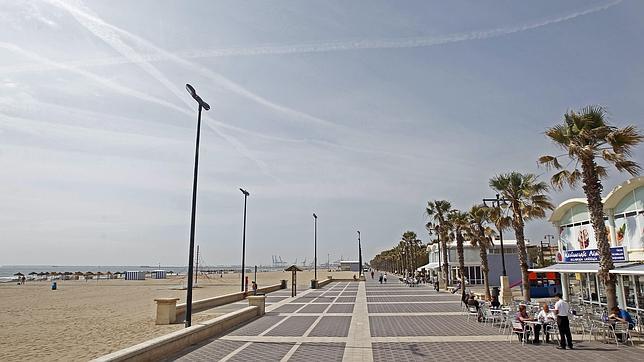 Vista general de la playa de la Malvarrosa y su paseo marítimo