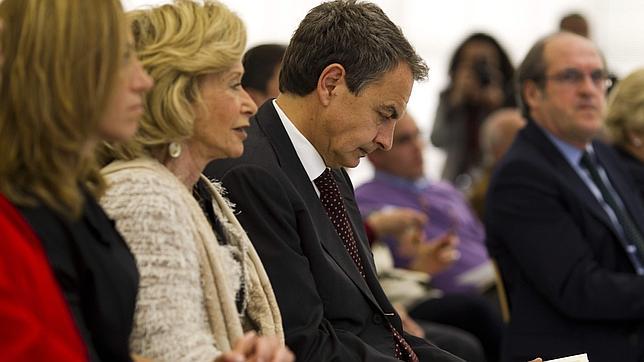 Zapatero se rodea de sus exministros en su reaparición pública
