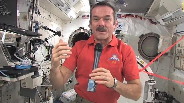 Se retira Chris Hadfield, el astronauta «superstar»