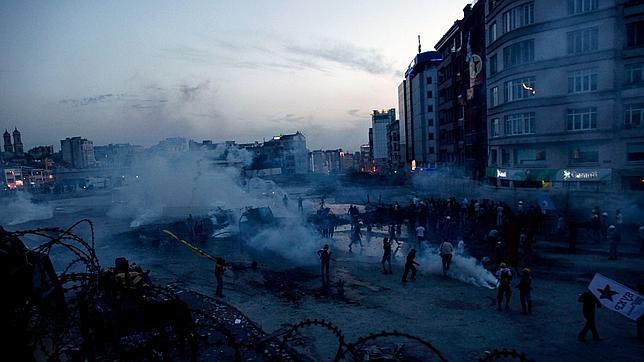 El gobernador de Estambul advierte de que las cargas en Taksim continuarán «día y noche»