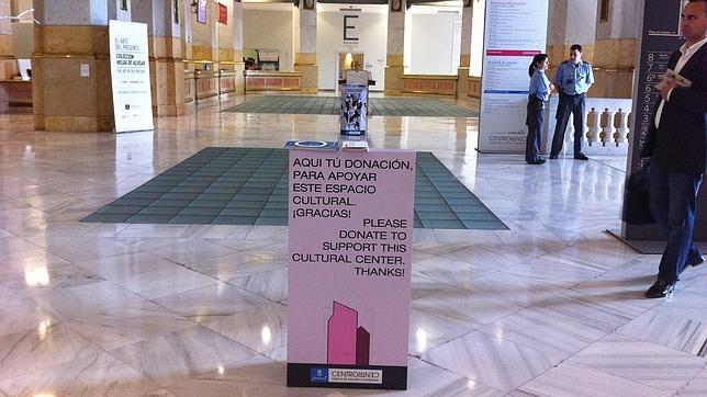 Un «cepillo» recoge donativos en Cibeles para mantener ese espacio