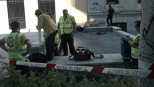 Hallan a un indigente muerto con golpes en la cara y en el tórax en un parque