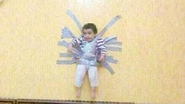 Pegan a un niño a la pared con cinta adhesiva en Arabia Saudí