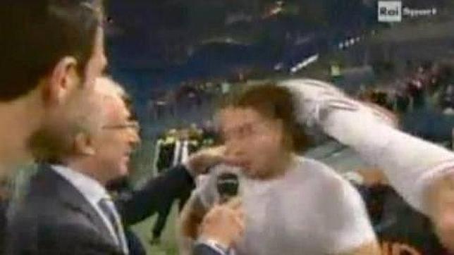 La bota de Ibrahimovic impacta en la cabeza de Cassano