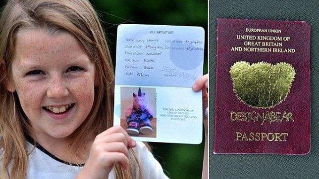 Una niña británica pasa el control migratorio turco con el pasaporte de un unicornio rosa