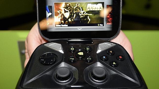 Vista del control de juegos Nvidia Shield con pantalla táctil android exhibido durante la Feria E3