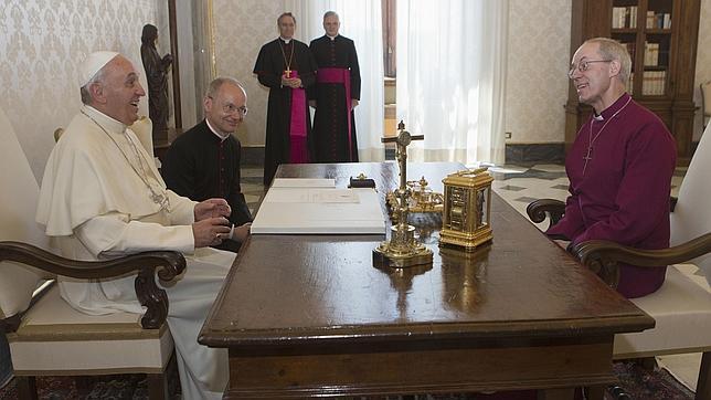 El Papa dice al arzobispo de Canterbury que ambas Iglesias caminan juntas
