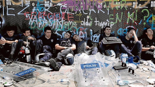 Policías con estrés en la plaza Taksim