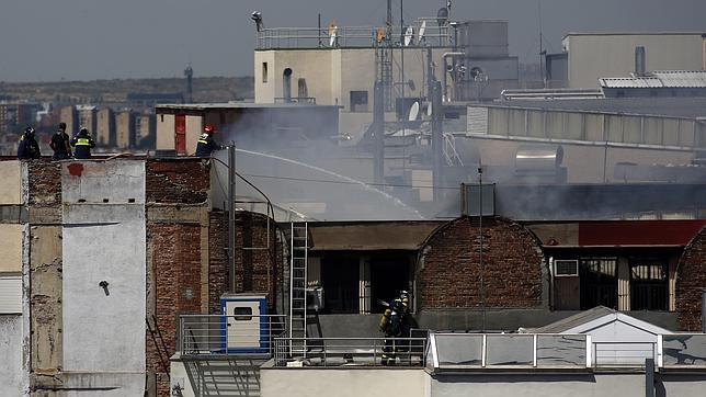 Los Bomberos dan por extinguido el incendio del Teatro Alcázar