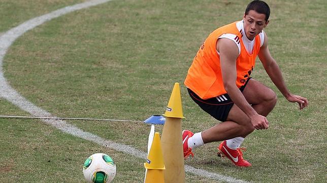 Chicharito, en una sesión de trabajo con la selección mexicana