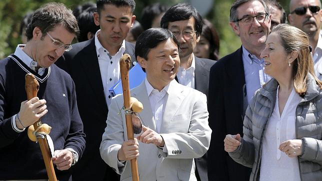 El príncipe Naruhito recorre un tramo del Camino de Santiago