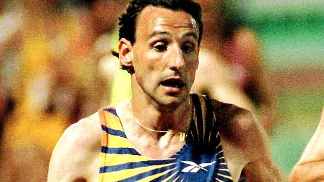 Fermín Cacho, durante la carrera de los 3.000 metros en la que se impuso el marroquí Salah Hissou, dentro del XV Gran Premio Diputación de Sevilla de Atletismo celebrada en 1998 en la capital andaluza