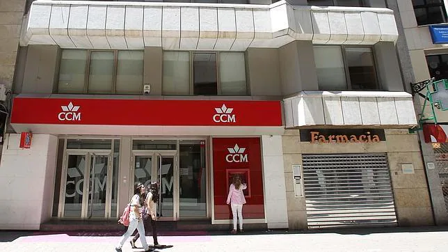 Los sindicatos temen que el ERTE lleve al cierre de oficinas de CCM