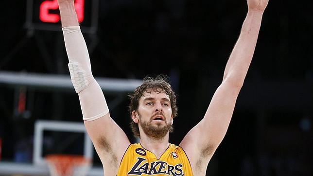 Pau Gasol, en un partido entre Los Ángeles Lakers y Houston Rockets