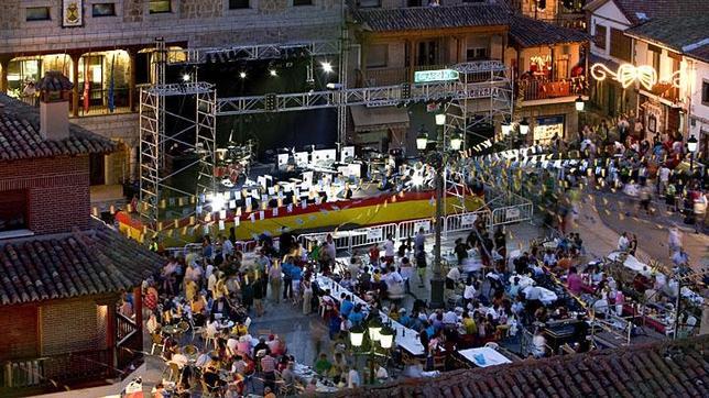 Una cena en la que se degusta toro con patatas cierra las fiestas de Manzanares El Real