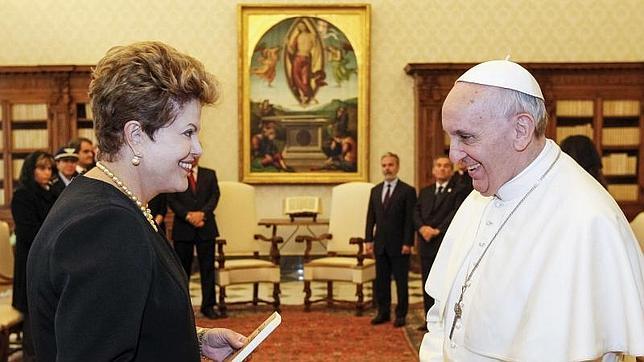 Dilma Rousseff, presidenta de Brasil, conversa con Francisco I en marzo de este año