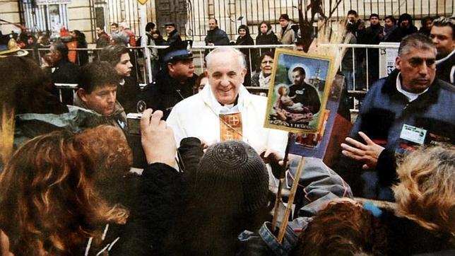 El entonces cardenal Jorge Mario Bergoglio saluda a los feligreses en una calle de Buenos Aires