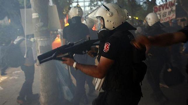 Miles de turcos se enfrentan a la Policía tras el desalojo de la plaza Taksim