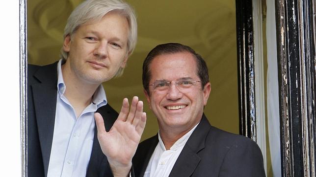 Ecuador afirma que Assange está dispuesto a ocultarse en la embajada cinco años más