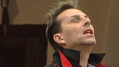 El «vampiro costurero» regresa al palacio de Corina