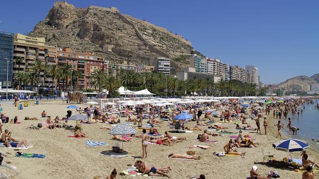 Playa de El Postiguet, situada en el centro urbano de Alicante