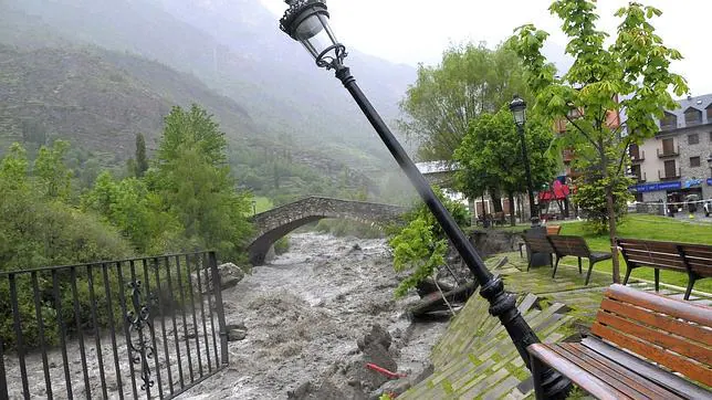 Decenas de evacuados en el Pirineo aragonés por las inundaciones