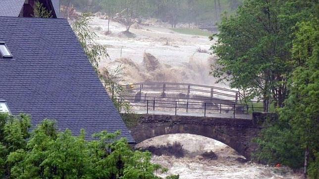 La crecida del río Garona obliga a desalojar a 200 personas en Lérida