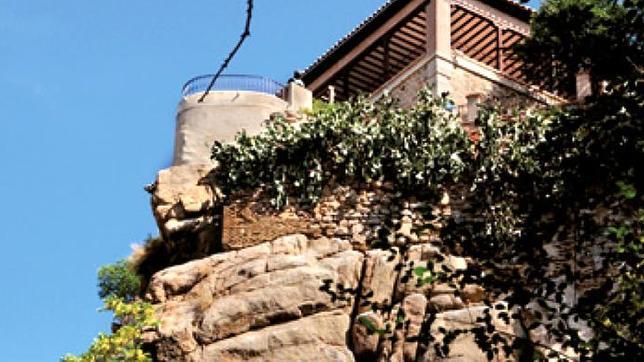 Roca Tarpeya, desde la que eran arrojados los reos al profundo foso del Tajo.