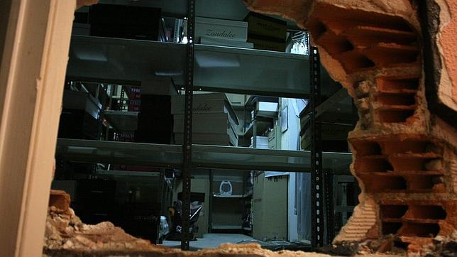 Así quedó la pared de una joyería situada en la calle La Laguna, número 44, de Madrid tras un robo por la técnica del butrón