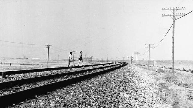 Dos niños atraviesan las vías del ferrocarril