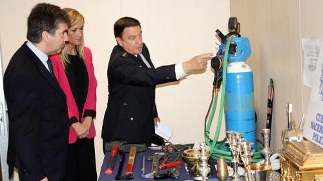 Un mando policial enseña a la delegada del Gobierno en Madrid Cristina Cifuentes un aparato utilizado en el oxicorte