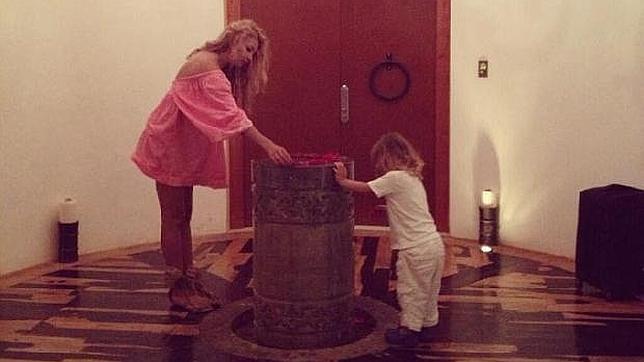 Paulina Rubio bautiza a su hijo en un ritual maya y sin Colate