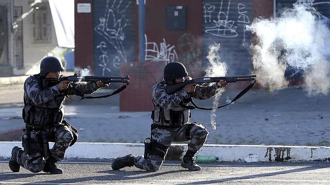 Policías disparan contra los manifestantes este miércoles en Fortaleza