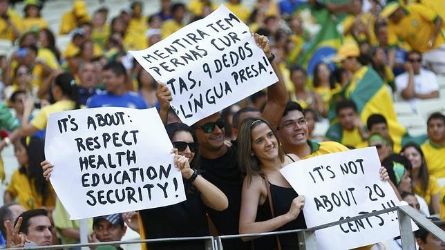 Los manifestantes exhiben eslóganes durante el partido de este miércoles en Fortaleza de la Copa de Confederaciones