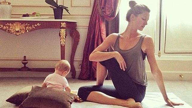 Gisele Bündchen hace yoga con su bebé